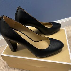 Michael Michael Kors Susan flex pump black leather, Size 5.5